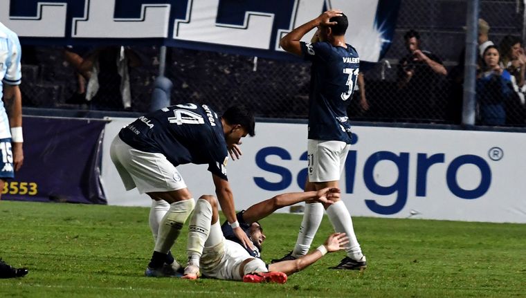 Victorio Ramis sufrió una fractura de tobillo en Independiente Rivadavia-Racing. Foto: ALF PONCE MERCADO / MDZ