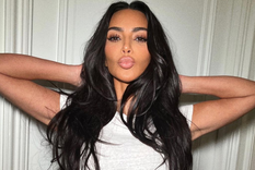 Kim Kardashian enseña su figura reloj de arena con un vestido al cuerpo Kim Kardashian es una reconocida personalidad de televisión, modelo y empresaria. Foto: Instagram @kimkardashian