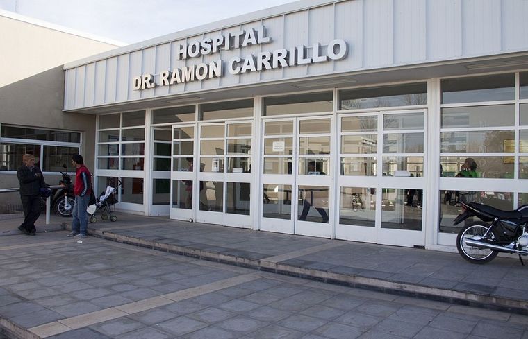 El hombre quedó internado en el hospital Carrillo.