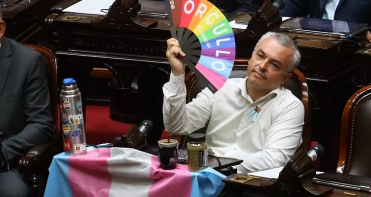 Paulón lució otra polémica remera que se robó las miradas en el Congreso