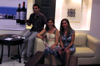 MDZol | Mariano Fiore, Laura Valdivieso y Victoria Ganem Bru, brindando por el arte. Foto: Gentileza