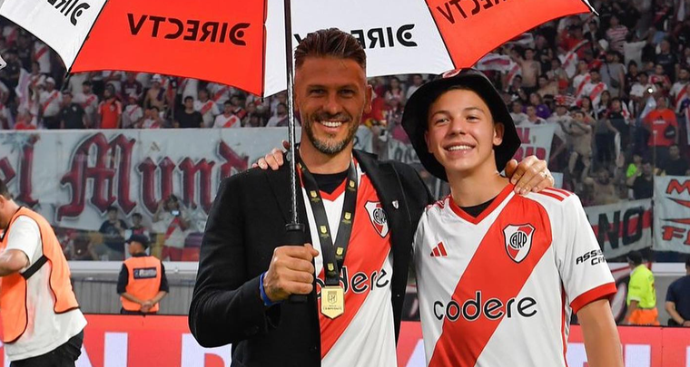 Demichelis y su hijo Bastian en los festejos de River. Foto: @evangelinaanderson