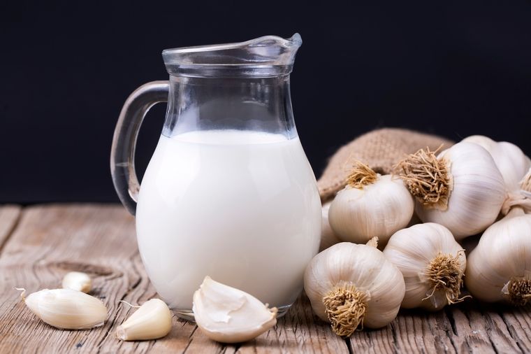 Este abono líquido se realiza a base de ajo y agua Foto: Shutterstock