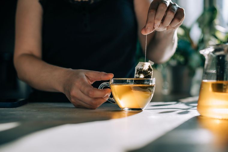 El material de las bolsitas del té es una fuente de microplásticos.