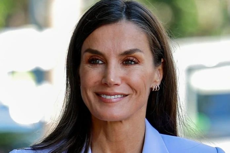 Este fue el increíble sencillo y llamativo look de la Reina Letizia. Foto: INSTAGRAM @letiziaortizfanss