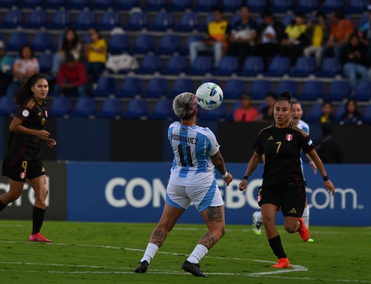 La Selección argentina sufrió más de la cuenta, pero se terminó imponiendo por 1-0 con un tanto de la goleadora Yamila Rodríguez. Foto: Prensa AFA. 
