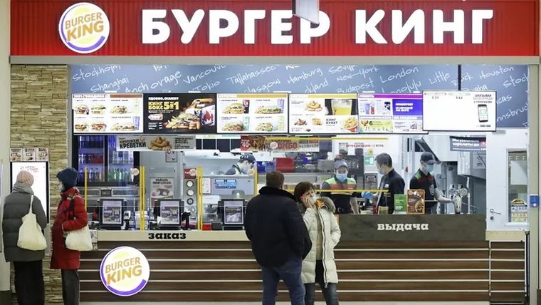 Restaurant Brands International, la compañia dueña de Burger King, señaló que redireccionará las ganancias de sus más de 800 franquicias en Rusia a actividades humanitarias. Foto: GETTY IMAGES