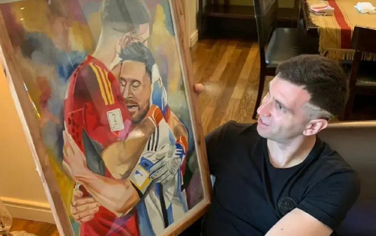 El arquero de la Selección junto a la obra de la joven artista. Foto: Instagram Belén Portillo