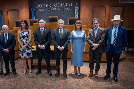 La Suprema Corte de Justicia, junto al gobernador Alfredo Cornejo.