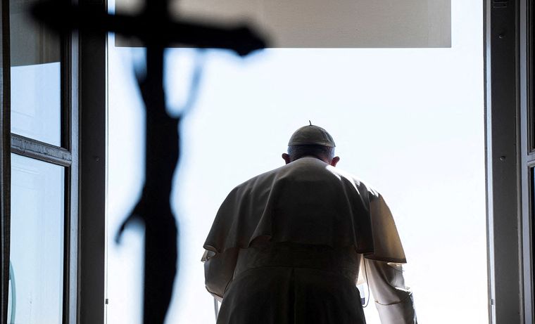 El Papa Francisco dirige la oración del Ángelus desde su ventana en el Vaticano, el 29 de enero de 2023. Foto: NA