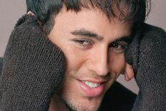 En aquel momento, Enrique Iglesias dio muestra de gran profesionalismo y a pesar del accidente siguió con el show totalmente ensangrentado.