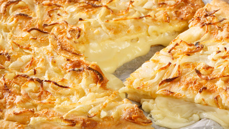 En la clásica receta de pizza fugazzeta rellena, la cebolla se coloca arriba cruda para que se cocine lentamente en el horno. En la clásica receta de pizza fugazzeta rellena, la cebolla se coloca arriba cruda para que se cocine lentamente en el horno.