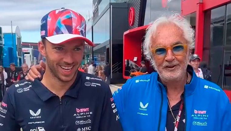 Flavio Briatore mostró su felicidad tras el sexto puesto de Pierre Gasly en el GP de Gran Bretaña. Flavio Briatore mostró su felicidad tras el sexto puesto de Pierre Gasly en el GP de Gran Bretaña.