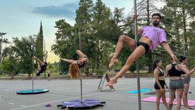 Esta llamativa actividad en el Parque General San Martín permite que el público experimente el pole dance deportivo de forma gratuita. Esta llamativa actividad en el Parque General San Martín permite que el público experimente el pole dance deportivo de forma gratuita.