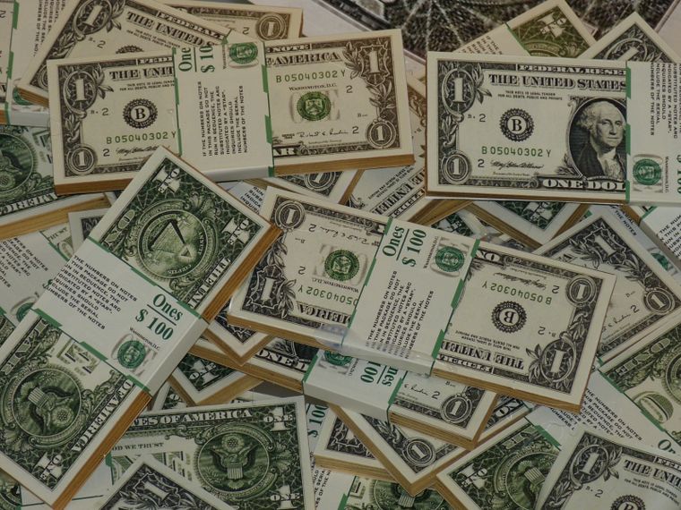 El dólar cae. El dólar cae.