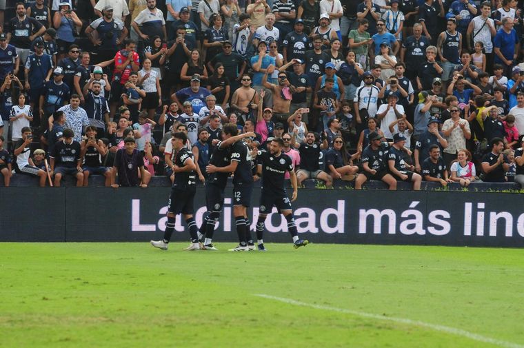 Todos los abrazos todos son para Fabrizio Sartori, el autor del doblete que le permiti&oacute; a la Lepra dar vuelta el partido ante el Rojo.