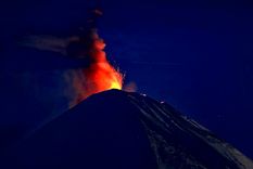 El volcán Kliuchevskoi, de Rusia, ha erupcionado tras el terremoto. Foto Efe