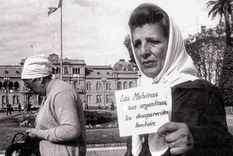 Delia Giovanola en una de las rondas de Plaza de Mayo en 1982