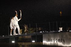 Marie-José Perec y Teddy Riner encienden la llama olímpica. Foto: EFE Marie-José Perec y Teddy Riner encienden la llama olímpica. Foto: EFE