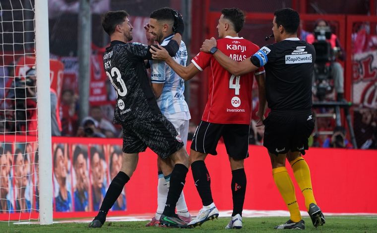 Marravilla Martínez picó su penal en el clásico, lo erró y los jugadores de Independiente, con Rodrigo Rey a la cabeza, fueron a felicitarlo.