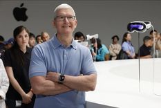 Tim Cook deja el protagonismo en Apple, aunque continúa ligado a la empresa. Foto Efe