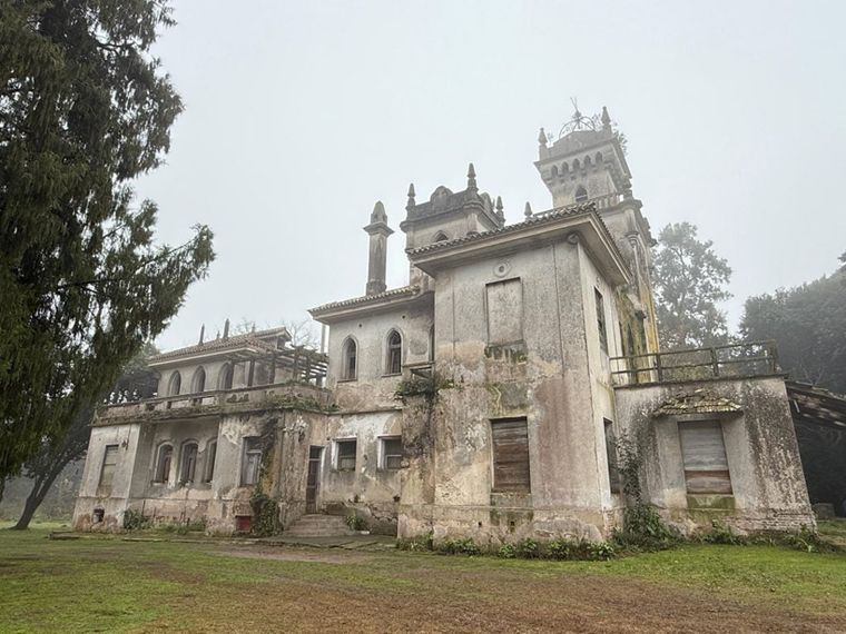 El castillo de La California Argentina, ícono productivo de otra época, que aún en ruinas conserva su magnetismo histórico.