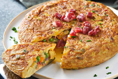 La receta original se preparaba para aprovechar sobras de verduras y embutidos.