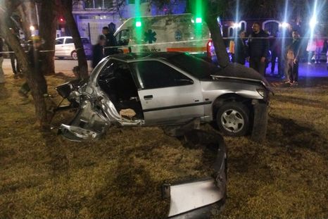 El vehículo perdió el control, rompió el guardarrail y terminó volcado Foto: Ministerio de Seguridad de Mendoza