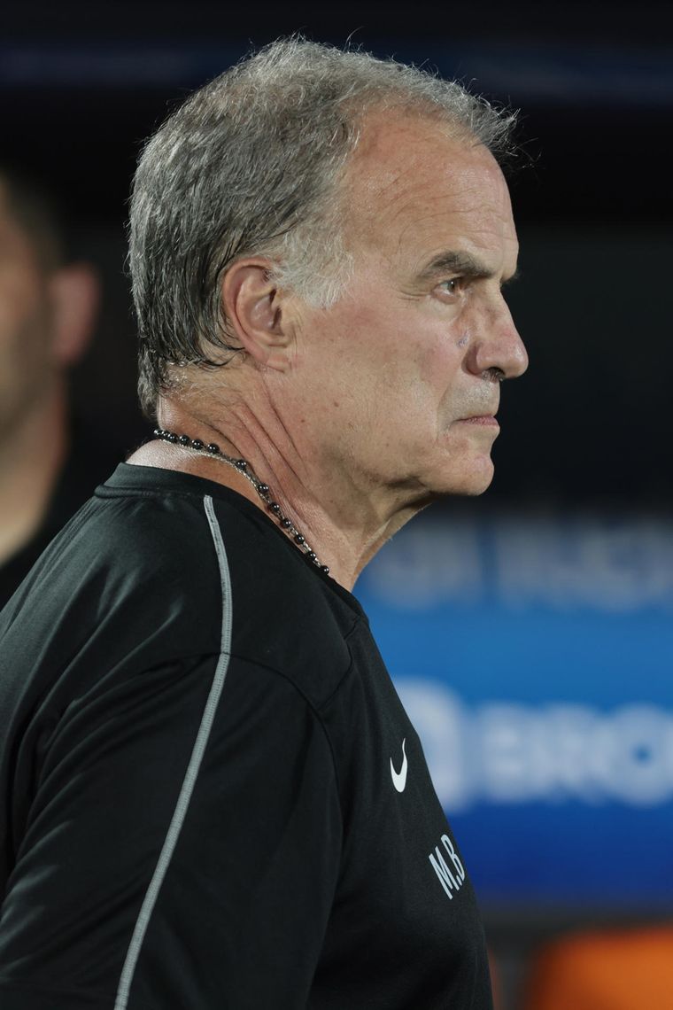Bielsa y un pedido a un futbolista de la Selección de Uruguay. Foto: EFE