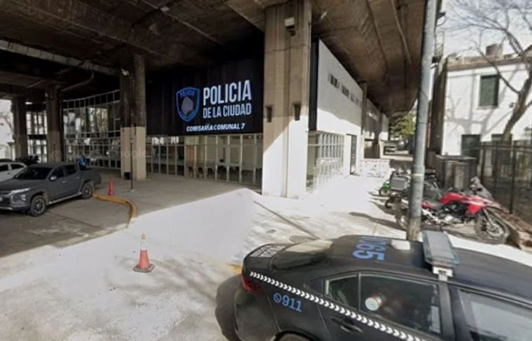 El cartel cayó desde aproxidamente ocho metros y cayó sobre el policía, que murió en el lugar.