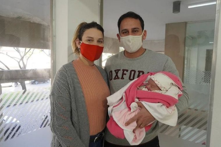 La mujer y su pareja posaron con la bebé luego del sorpresivo embarazo