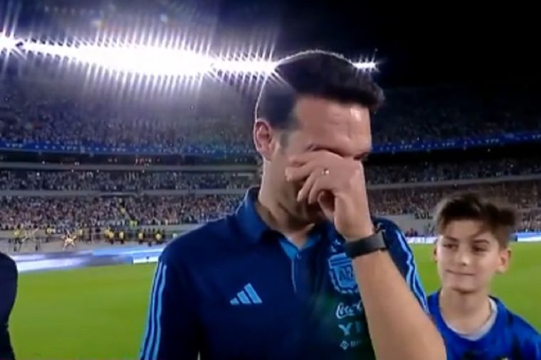 Scaloni no pudo controlar sus emociones.