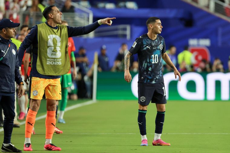 FIFA confirmó la sanción para Miguel Almirón y Paraguay perderá a una de sus figuras en un partido clave.
