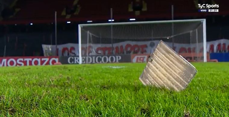 Insólito: los hinchas de Colón terminaron tirando hasta baldozas a la cancha. Foto: captura de TV.