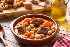 Esta receta combina distintos tipos de carne y embutidos, reflejando la riqueza de la cocina madrileña y su capacidad para aprovechar ingredientes locales.