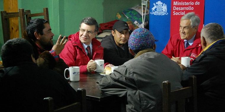 Presidente Piñera reunido con gente sin techo. Foto: ministeriodesarrollosocial.gob.cl