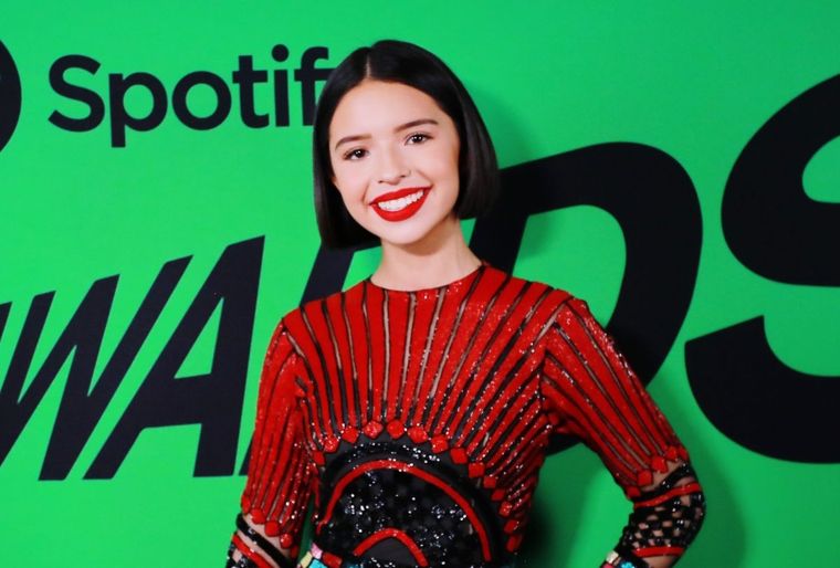 Ángela Aguilar nos muestra cómo llevar mom jeans rotos y acertar.