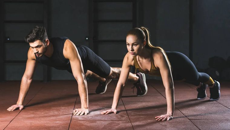 Los ejercicios isométricos que ayudan a regular la presión arterial (Shutterstock).