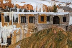 Los restos de los baños termales del hotel de Puente del Inca. Los restos de los baños termales del hotel de Puente del Inca.