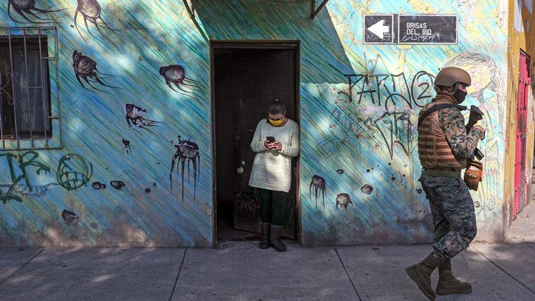 Un soldado patrulla en Santiago de Chile, el 22 de mayo de 2020.