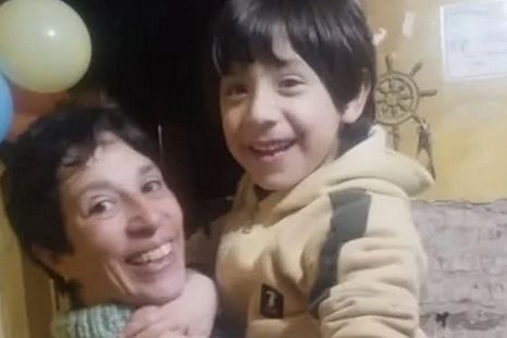 Fuentes cercanas al caso indicaron que la madre atravesaba un cuadro depresivo severo y habría manifestado estar sobrepasada por el cuidado de su hijo con autismo.