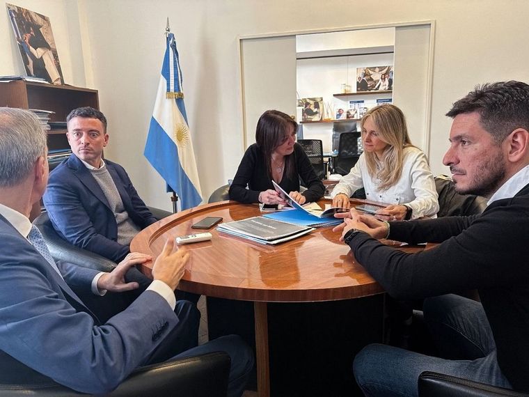 La Ministra de Capital Humano Sandra Pettovello firmó la resolución luego de reunirse con el intendente de Río Tercero, Marcos Ferrer, el secretario de Educación, Carlos Torrendell, y los diputados de la UCR, Rodrigo de Loredo y Gabriela Brouwer de Koning. Foto: Prensa De Loredo