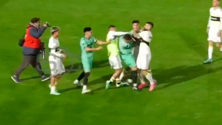 Benedetto le tiró una trompada a Nahuel Gallardo, hijo del Muñeco, en el caliente final entre Sarmiento y Boca