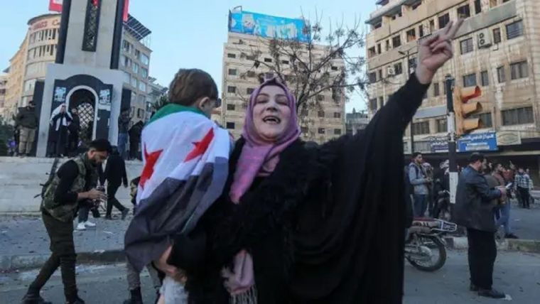 Muchos ciudadanos salieron a las calles de Damasco a celebrar la caída del gobierno de Bashar al Assad. Foto: GETTY IMAGES
