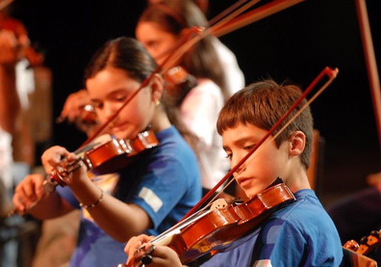 Los chicos de dos orquestas infantiles en su puesta en el teatro Independencia. Foto: Archivo /MDZ