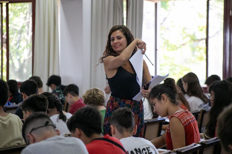 Estudiantes se preparan para rendir el examen de ingreso a los colegios de la UNCuyo. Estudiantes se preparan para rendir el examen de ingreso a los colegios de la UNCuyo.