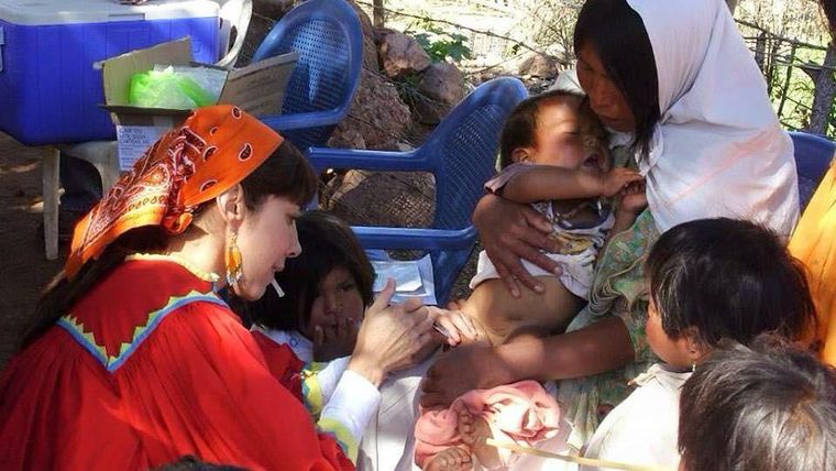 Julia Paredes viajó cientos de kilómetros por brechas para llevar vacunas a las comunidades apartadas.