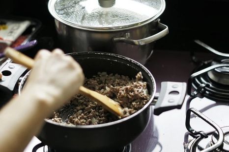 En países donde se permiten productos sin PFAS para su uso en aeropuertos, por ejemplo, los usuarios están satisfechos con el rendimiento. Un ejemplo es el aeropuerto de Heathrow, en Londres, dice.Entendemos que, si bien los productos sin PFAS funcionan de manera diferente a los productos que contienen PFAS, son capaces de satisfacer las necesidades de rendimiento en la mayoría de las situaciones, si no en todas, agrega Franjevic.Pero aún queda un largo camino para encontrar la gran cantidad de alternativas que podrían servir para reemplazar a las sustancias químicas PFAS. Necesitamos mucha investigación para todos los diferentes usos, dice Kleimark. Foto: GETTY IMAGES