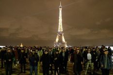 Frente a la Torre Eiffel de París, Francia, decenas de mujeres gritaron las consignas feministas del colectivo chileno.