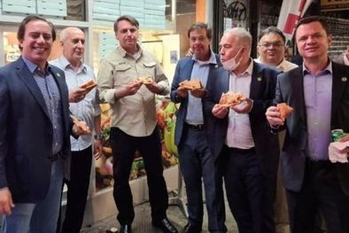 MDZol | Foto: INSTAGRAM/REUTERS. Pizza y soda en la calle, la cena obligada de Jair Bolsonaro y su delegación en Nueva York.